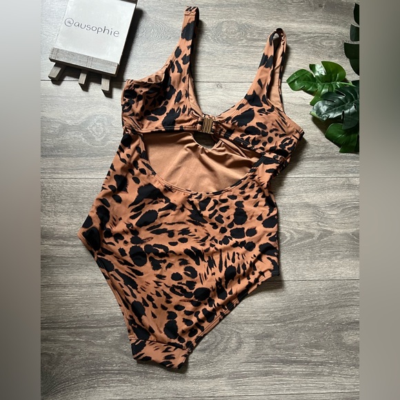 Kian D F&F Leopard Print keyhole One Piece Swimsuit. Size M - Picture 3 of 4